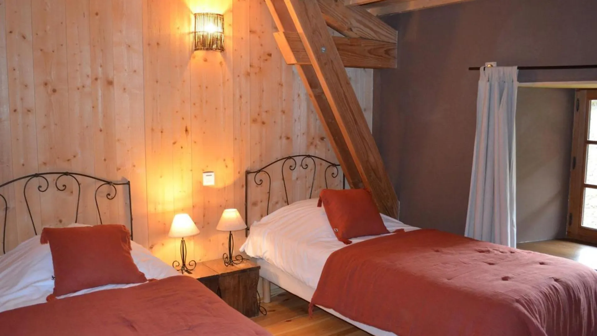 Gite De Charme Avec Spa, Sauna Et Jardin Pour 12 Personnes - Fr-1-496-54 Saint-Just-la-Pendue 0*,  Frankrig