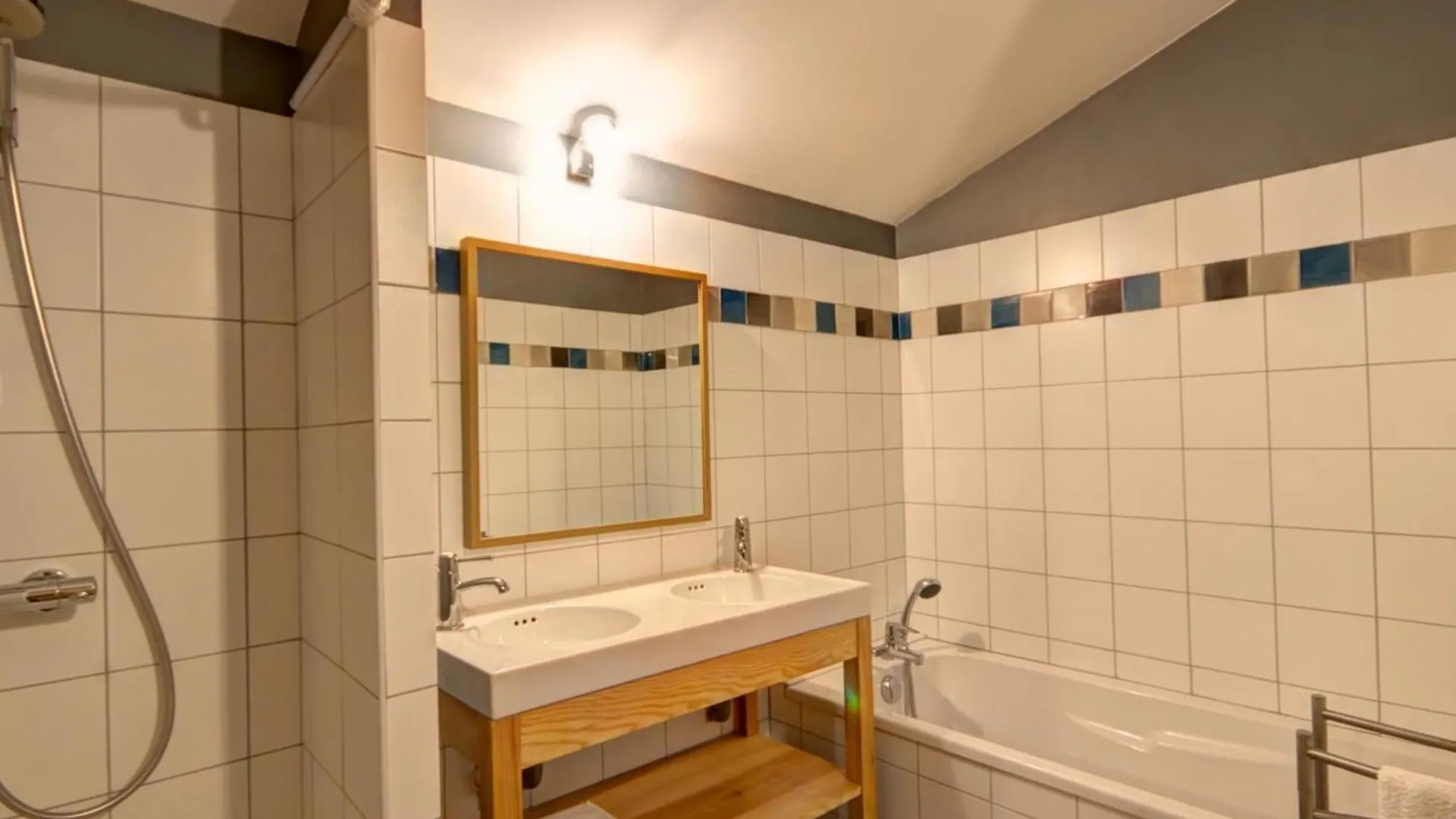Gite De Charme Avec Spa, Sauna Et Jardin Pour 12 Personnes - Fr-1-496-54 Saint-Just-la-Pendue