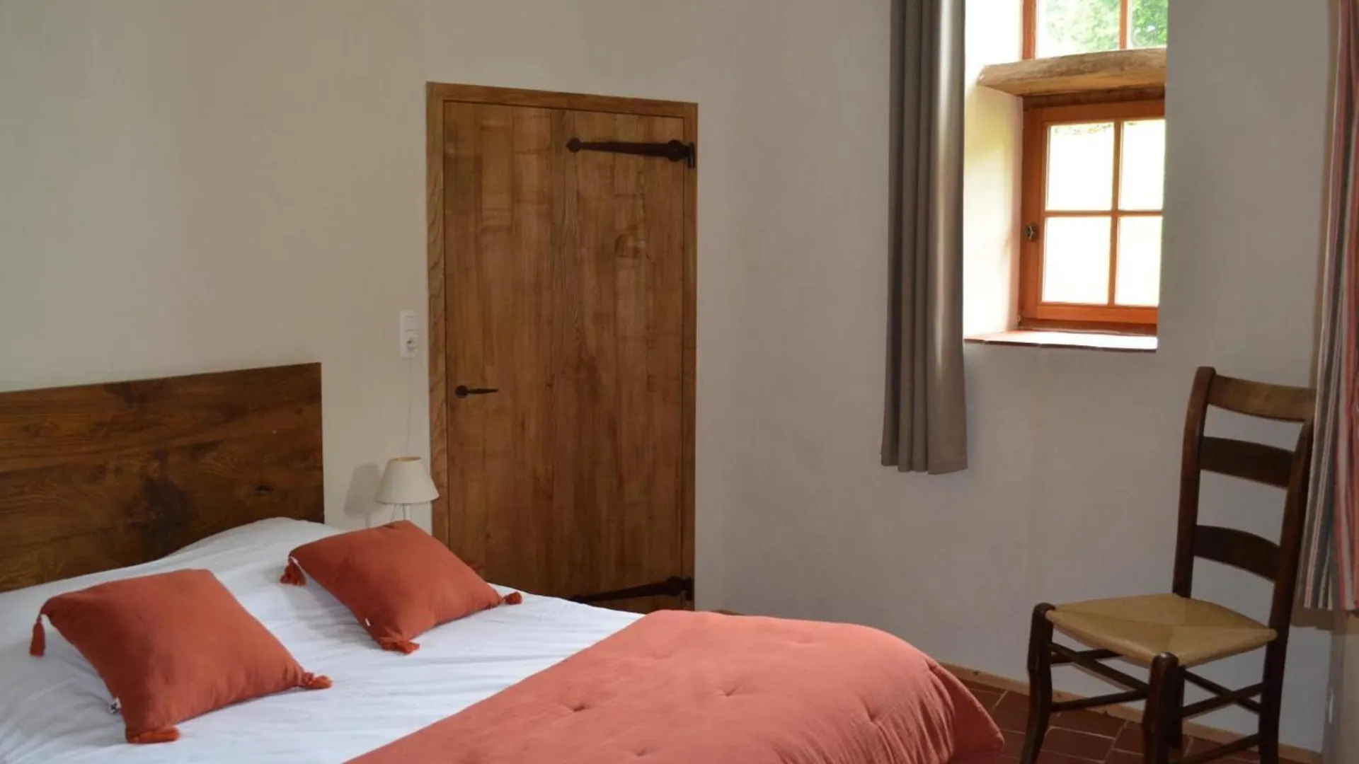 Gite De Charme Avec Spa, Sauna Et Jardin Pour 12 Personnes - Fr-1-496-54 Saint-Just-la-Pendue France